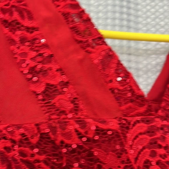 Gorgeous sequined red dress size 8P. - Picture 12 of 14
